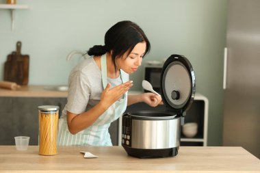 Evde çok ocak kullanarak güzel kadın