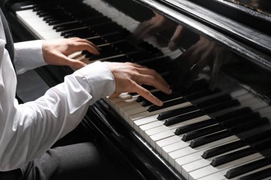 Konserde kuyruklu piyano çalan adam, yakın çekim