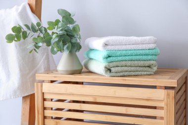 Ahşap kutu üzerinde temiz yumuşak havlu yığını
