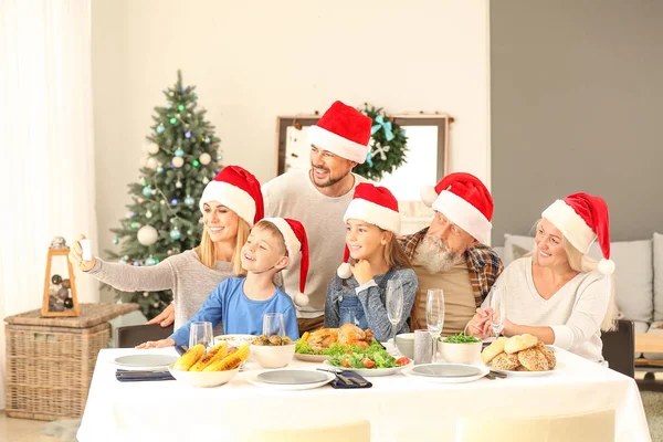 Familia feliz tomando selfie durante la cena de Navidad en casa — Foto de Stock