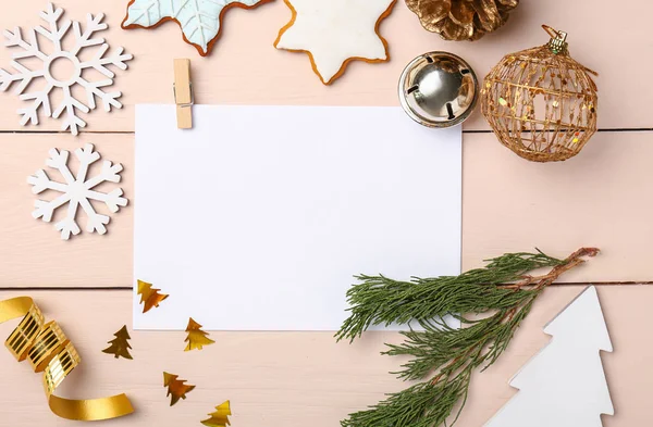 Пустая открытка с рождественским декором на белом деревянном фоне — стоковое фото