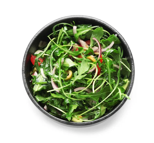 Tigela com saborosa salada de rúcula no fundo branco — Fotografia de Stock