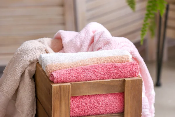 Box mit sauberen weichen Handtüchern im Zimmer — Stockfoto