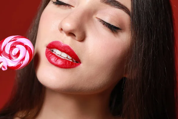 Schöne junge Frau mit hellem Lippenstift und Lutscher, Nahaufnahme — Stockfoto