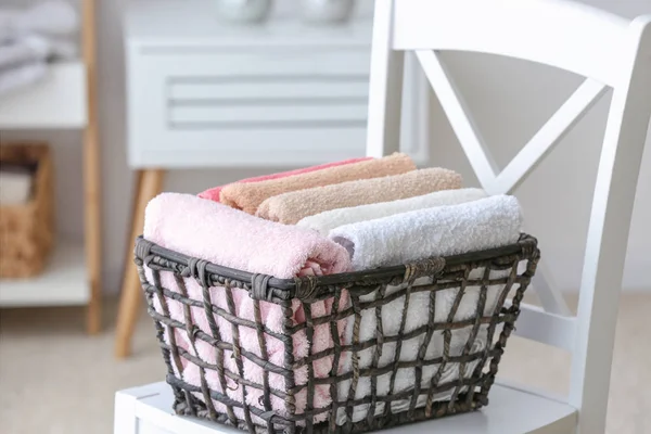 バスルームの椅子に清潔な柔らかいタオル付きバスケット — ストック写真