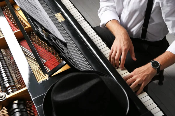 Man playing grand piano at the concert — Stock Photo, Image