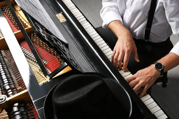 Hombre tocando el piano de cola en el concierto —  Fotos de Stock