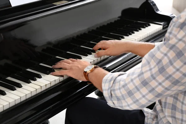 Hombre tocando el piano de cola en el concierto —  Fotos de Stock