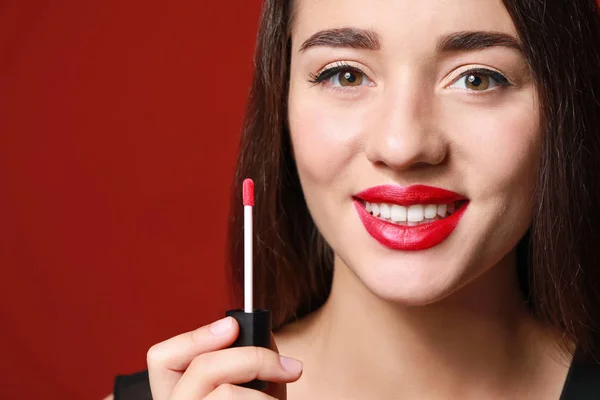 Beautiful young woman with bright lipstick on color background — Stock Photo, Image