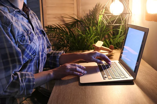 Kvinna som arbetar på laptop sent på kvällen — Stockfoto