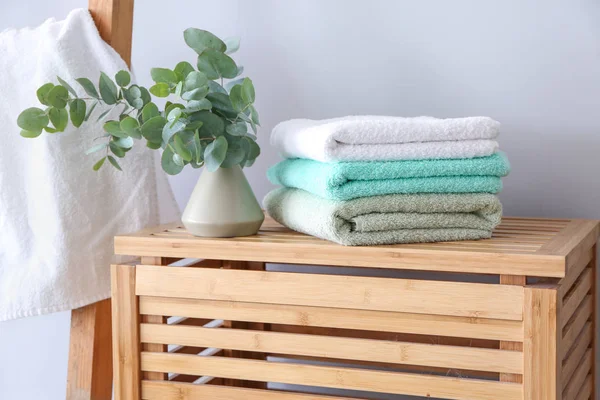 Ahşap kutu üzerinde temiz yumuşak havlu yığını
