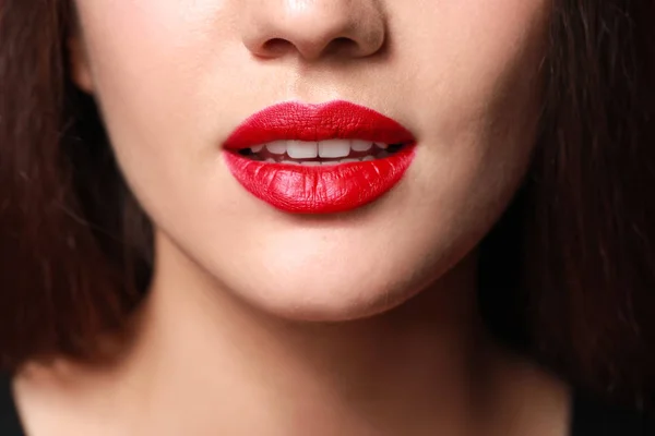 Beautiful young woman with bright lipstick, closeup — Stock Photo, Image