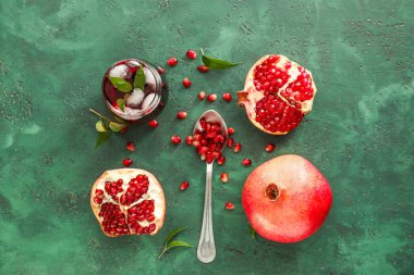 Renk arka planda soğuk nar suyu cam