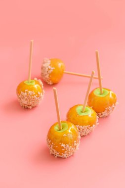 Renkli arka planda lezzetli şeker elma