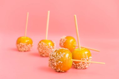 Renkli arka planda lezzetli şeker elma