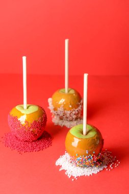 Renkli arka planda lezzetli şeker elma