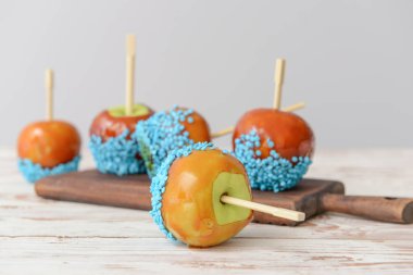 Beyaz ahşap masa üzerinde lezzetli şeker elma