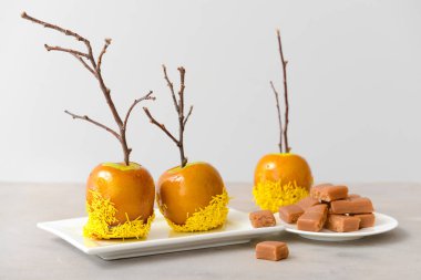 Gri arka planda lezzetli şeker elma