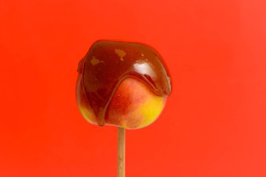 Renk arka plan karşı sıcak karamel ile taze elma