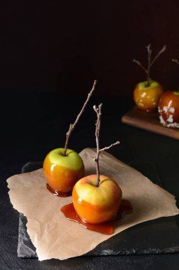 Koyu masada lezzetli şeker elma