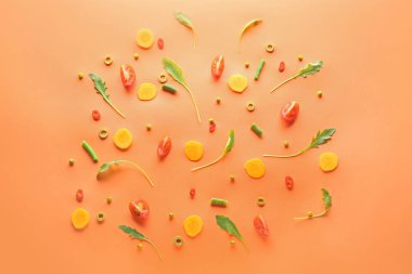 Taze arugula ve sebze renkli arka plan üzerinde