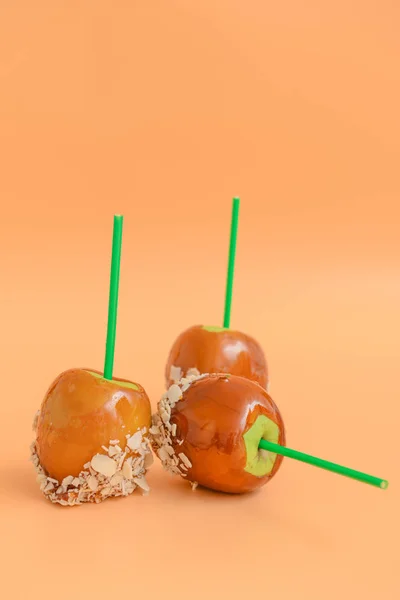 Tasty candy apples on color background — Stock Photo, Image
