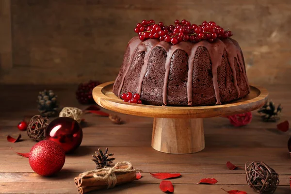 Tasty Christmas pie on wooden table — Stock Photo, Image