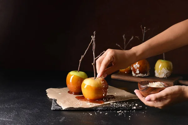 Woman preparing tasty caramel apples — Stock Photo, Image