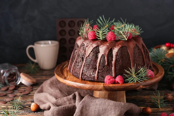 Gustosa torta di Natale sul tavolo di legno — Foto Stock