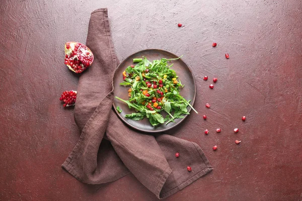 Placa com salada de rúcula saborosa no fundo de cor — Fotografia de Stock