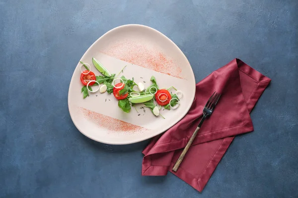 Plate with tasty arugula salad on color background — Stock Photo, Image