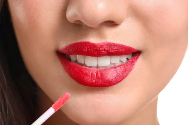 明るい口紅を適用する美しい若い女性、クローズアップ — ストック写真