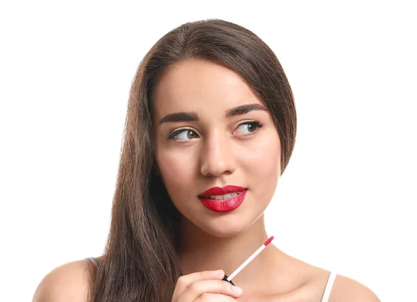 Vacker ung kvinna med läppstift på vit bakgrund — Stockfoto