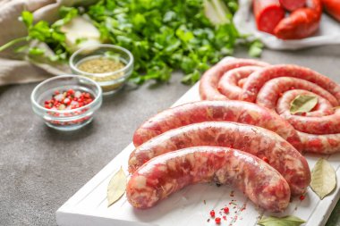 Masada taze çiğ sosis ve baharatlar ile Kurulu