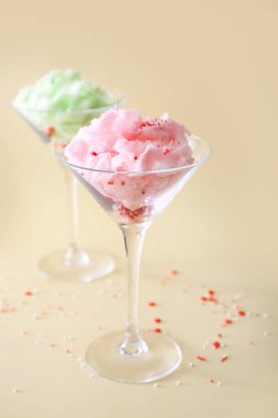 Renkli arka planda lezzetli pamuk şeker ile Gözlük