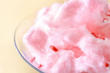 Renkli arka planda lezzetli pamuk şeker ile Cam, closeup