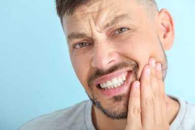 Renk arka plan, closeup karşı diş ağrısı muzdarip Adam