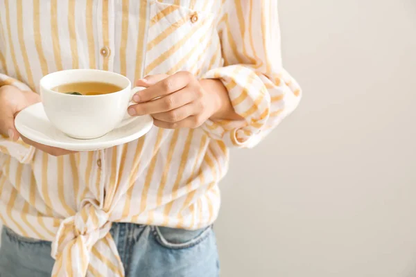 Femme tenant une tasse de thé chaud, gros plan — Photo