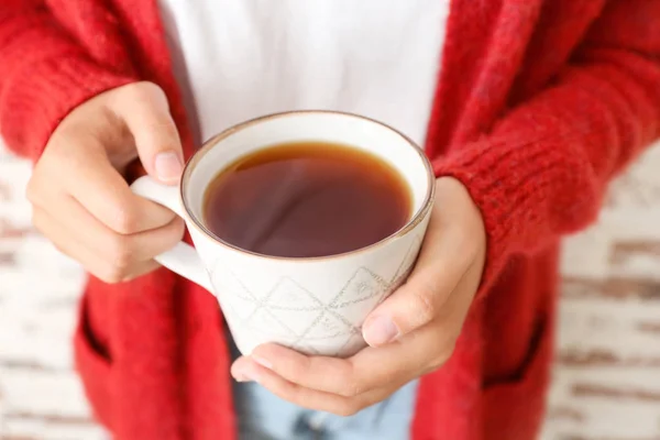Vrouw houdt kopje hete thee, close-up — Stockfoto