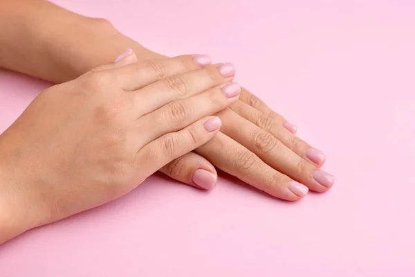 Női kéz gyönyörű manikűr a színes háttér — Stock Fotó