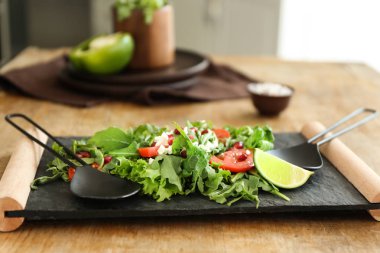 Ahşap masada lezzetli arugula salatası ile Kurulu