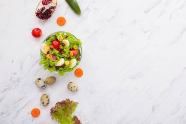 Hafif arka planda bıldırcın yumurtası ve sebze ile Kase