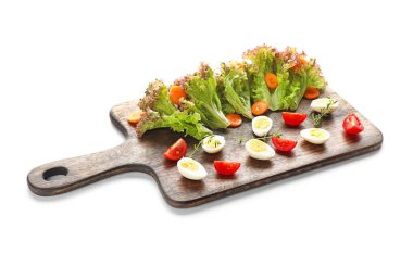 Beyaz arka plan üzerinde bıldırcın yumurta ve sebze ile Ahşap tahta