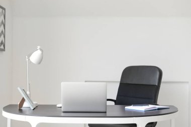 Ofiste modern dizüstü bilgisayar ile şık bir işyeri