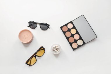 Beyaz arka planda farklı dekoratif kozmetikler