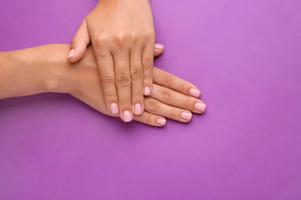 Mãos femininas com bela manicure no fundo de cor — Fotografia de Stock