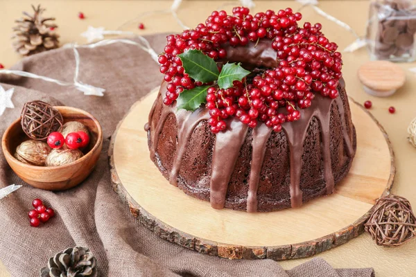 Savoureux gâteau de Noël sur la table — Photo