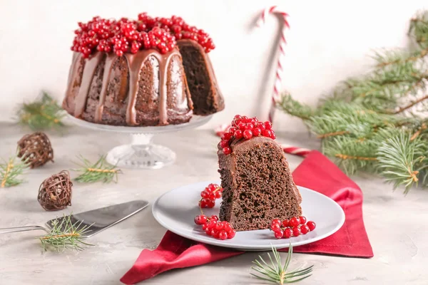 Plate with piece of tasty Christmas pie on table — Stock Photo, Image