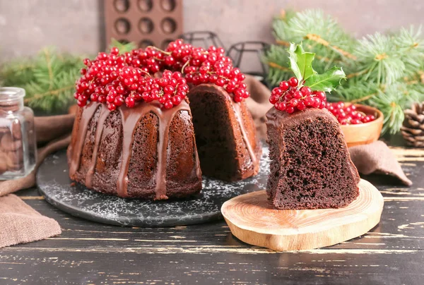 Tasty Christmas pie on wooden table — Stock Photo, Image