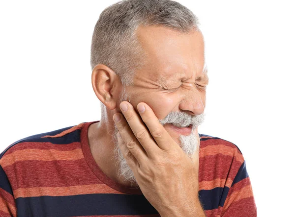 Homme âgé souffrant de maux de dents sur fond blanc — Photo